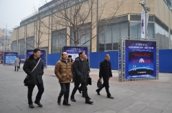 福建省品牌建设促进会专家委员会主任支毅隆巡视2016中国品牌王府井（国际）推介周福建展区