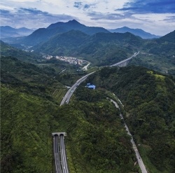 福建省第一公路工程公司参与承建的泉三高速公路荣获中国土木工程詹天佑大奖