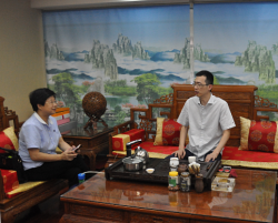 晋江市梅岭商会秘书陪同泉州品牌发展中心人员走访晋江顺超鞋服有限公司