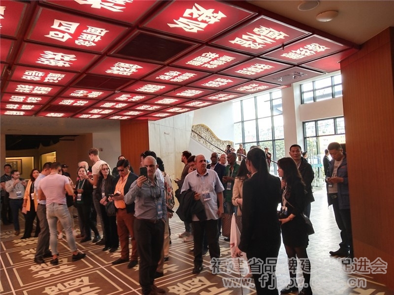 3、国际友人参观非物质文化遗产展_副本