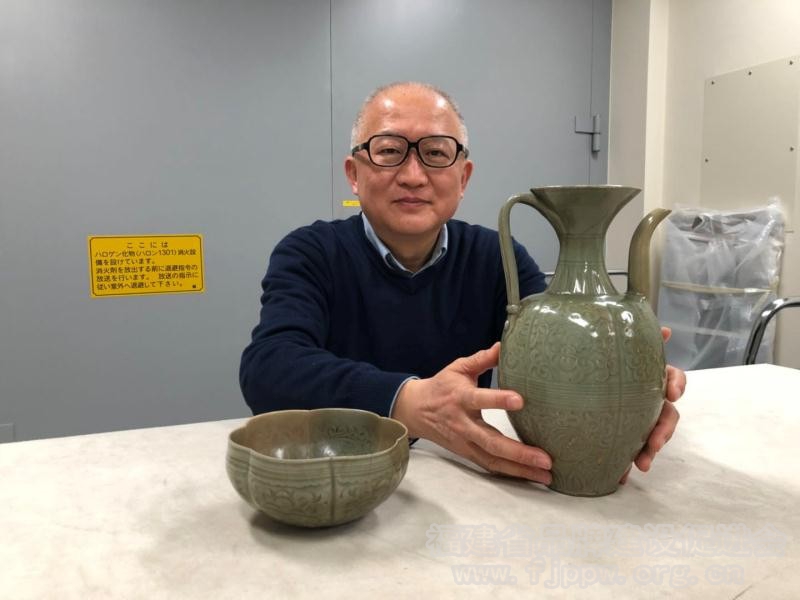 耿东升在日本东京国立博物馆鉴赏中国陶瓷器