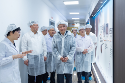 澳门经济财政司司长李伟农访问漳州片仔癀药业公司