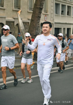 第四次！安踏集团董事局主席丁世忠参加巴黎奥运会火炬传递