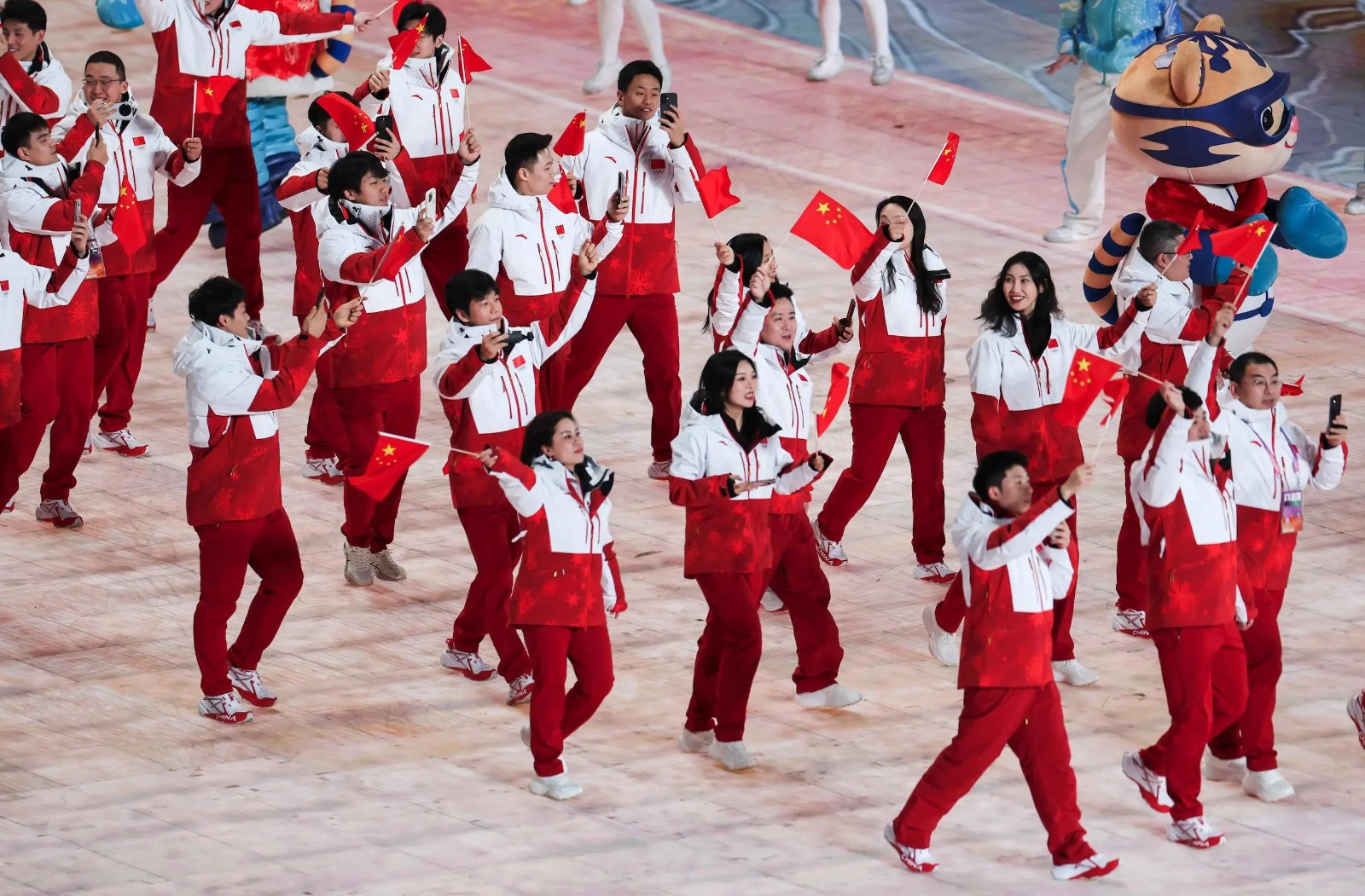 安踏领奖服亮相2025年第九届亚洲冬季运动会开幕式