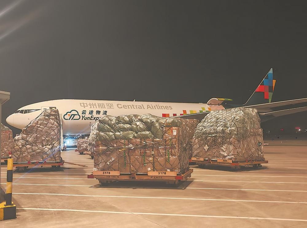 “福州—巴黎”洲际货运航线执飞“满月”之际，货机正在装载货物。