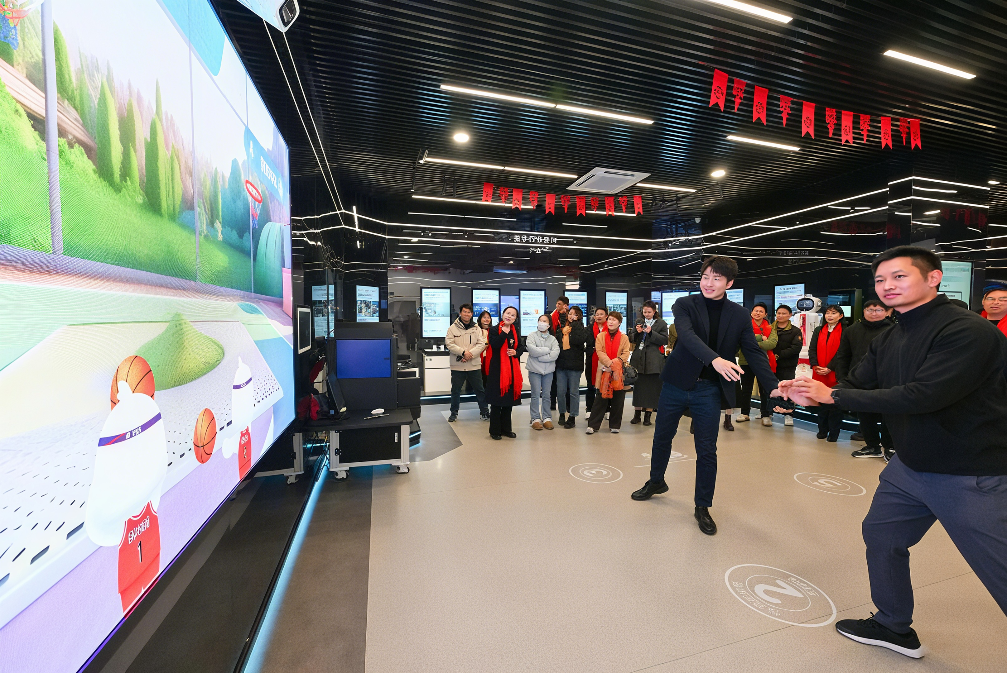 福州软件园“数字中国·实践起点”展厅，参观者体验园区内企业的AI互动游戏。（池远 摄）