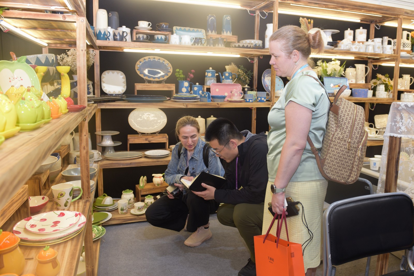 第137届广交会上，外国客商在德化陶瓷展位选品洽谈（郑智得 摄）