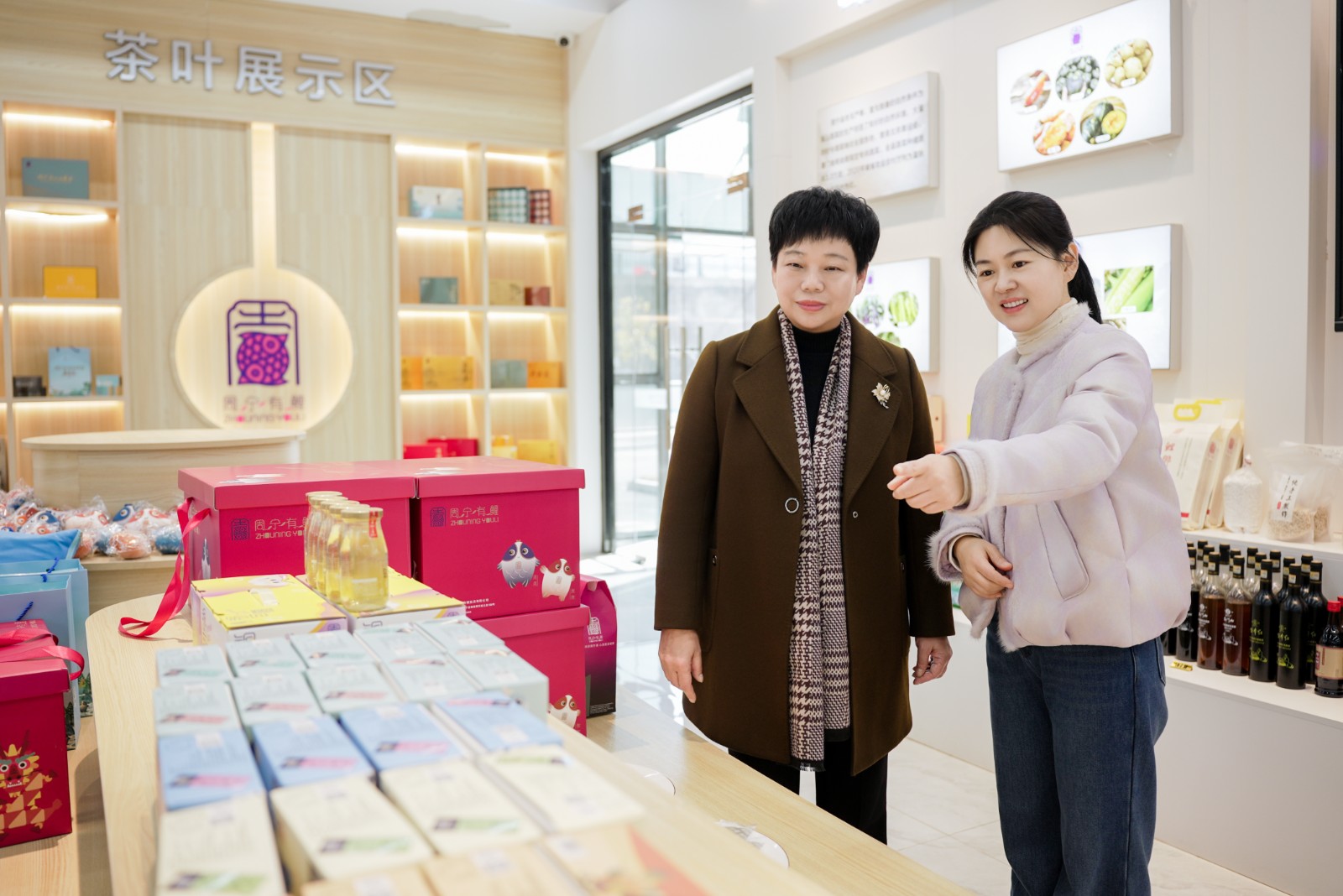 中共周宁县委副书记、县长陈文卿(左)调研周宁有鲤区域公共品牌建设情况