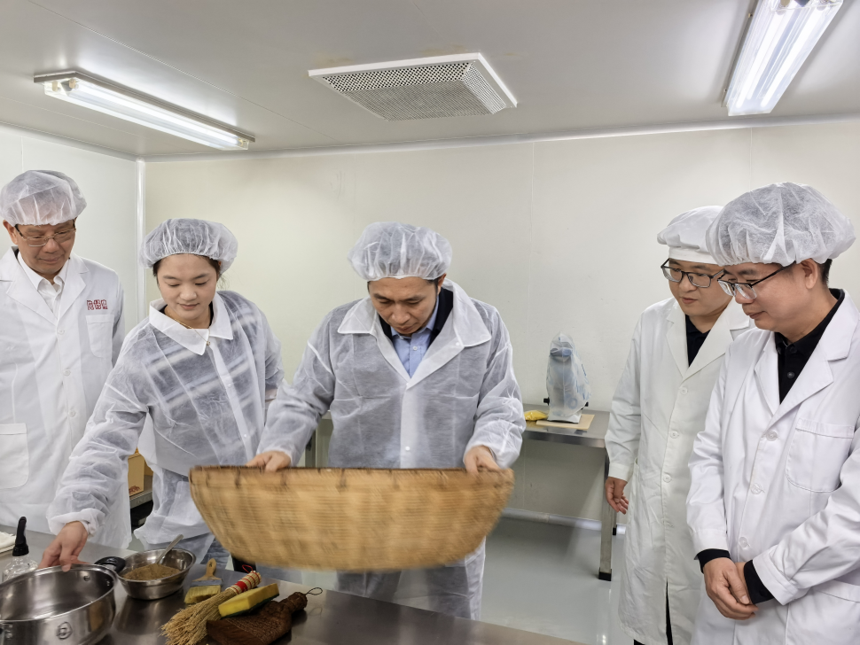 片仔癀公司黄进明全国老药工传承工作室与漳州市中医院林向前全国老药工传承工作室联合开展实践交流学习活动1