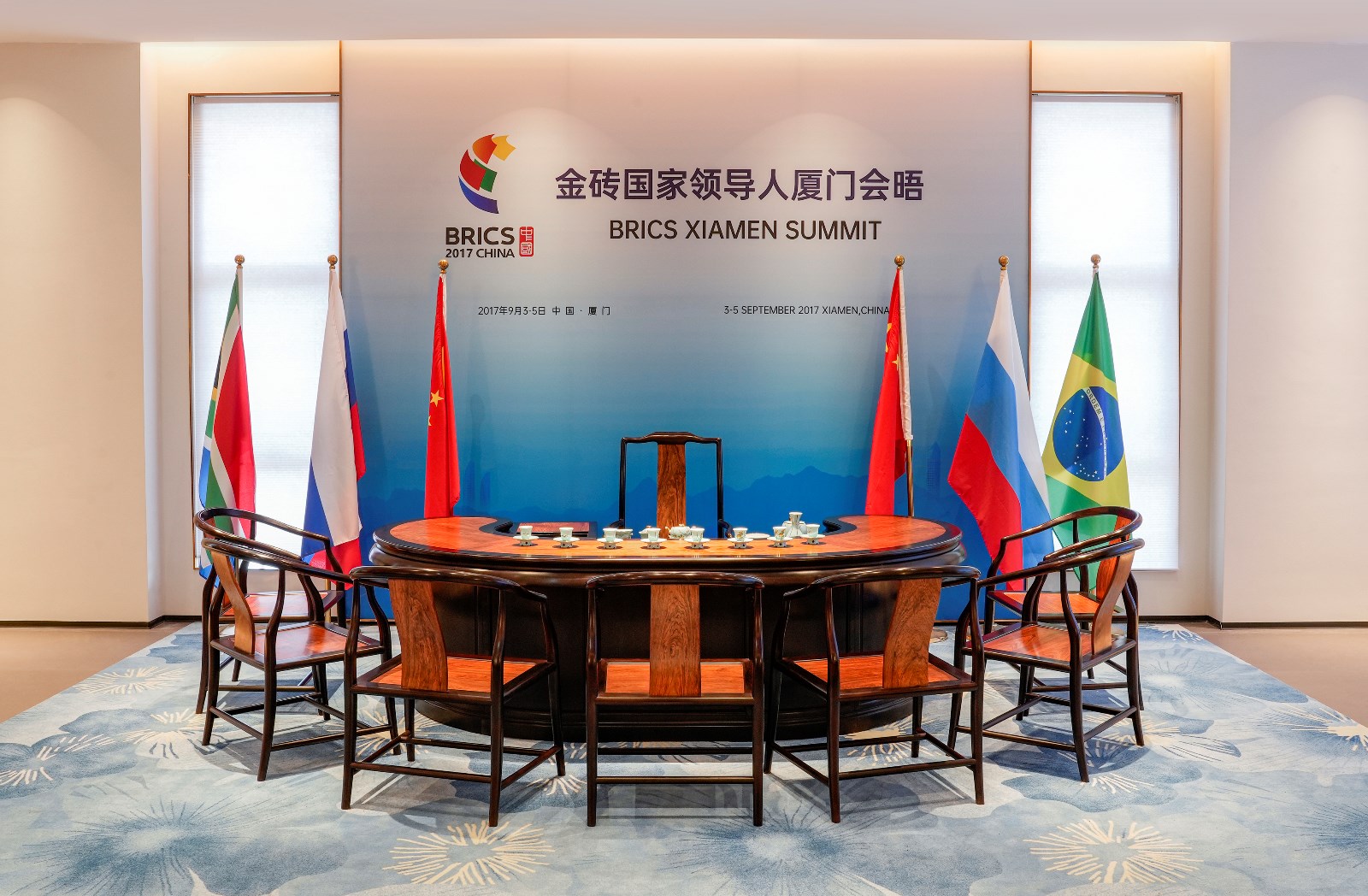 2017年，三福成为厦门金砖会晤红木艺术家具特供单位，图为金砖腰形茶桌